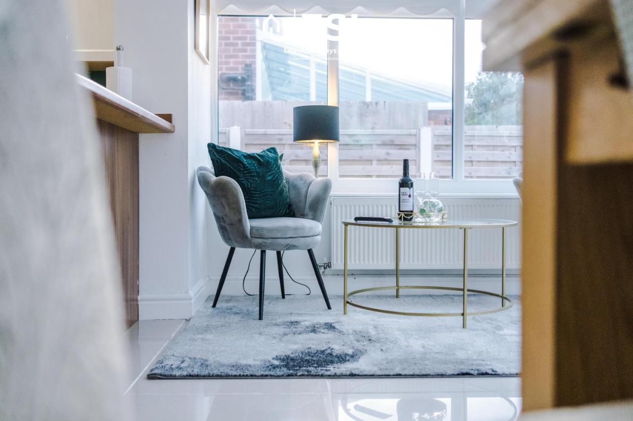 Open Plan - 3 Bedroom House - Garden And Outdoor Seating - Driveway Parking - Short Drive To City Centre Saughall Luaran gambar